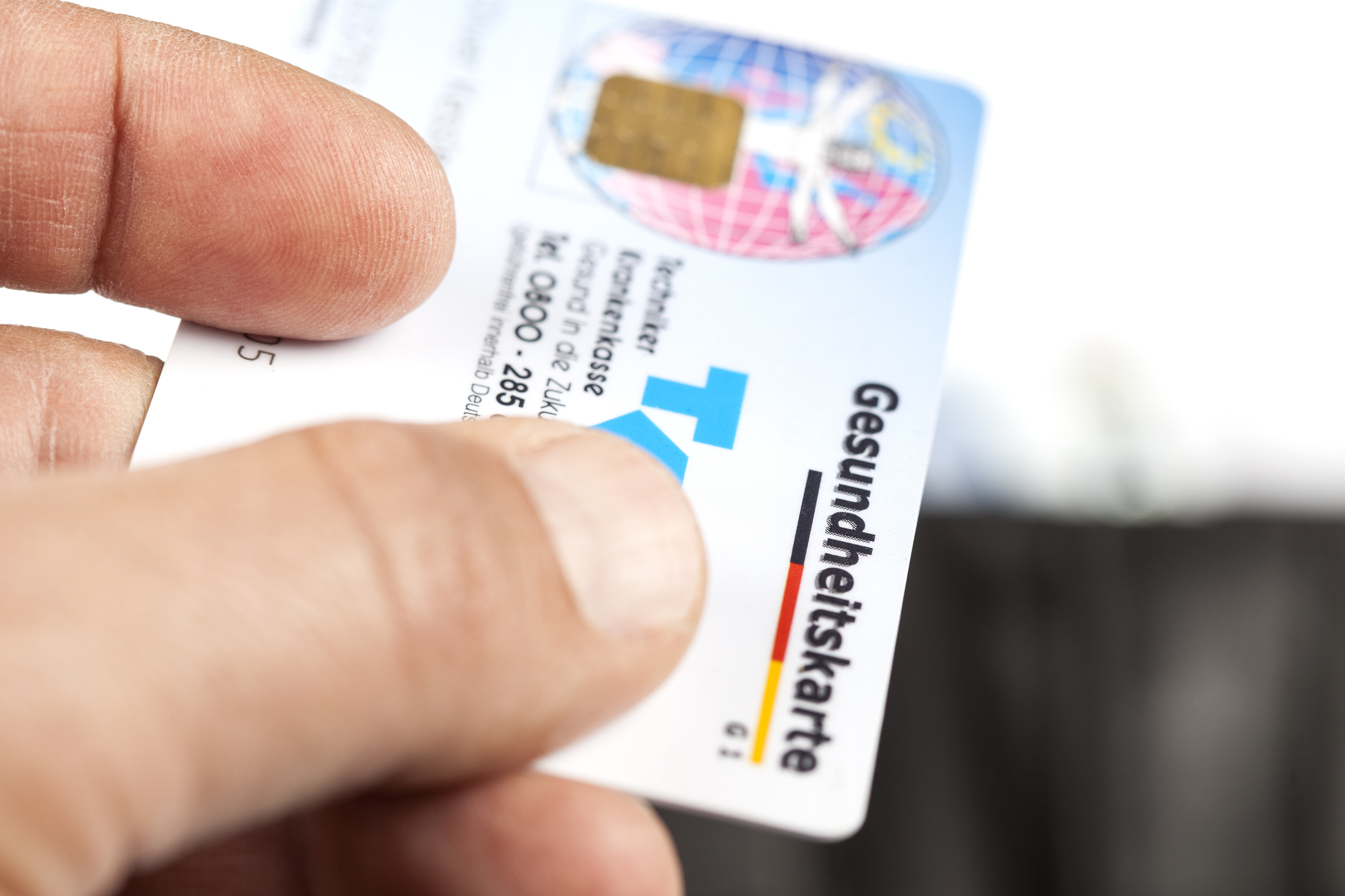 German Health Insurance Card - Gesundheitskarte Eine Hand hält eine Gesundheitskarte.